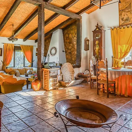 4 Bedroom Gorgeous In Valverde de Leganes