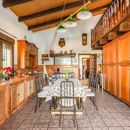 4 Bedroom Gorgeous In Holiday home